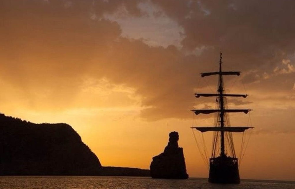 Tall ship Atlantis zeilschip zonsondergang