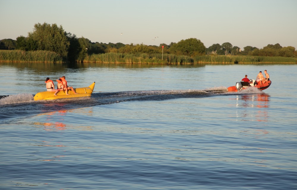 waterpret en bananaboat varen