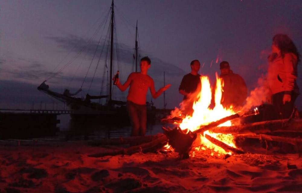 Kampvuur zeilklipper avondrood