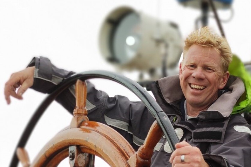 Schipper Rob zeilschip avondrood.